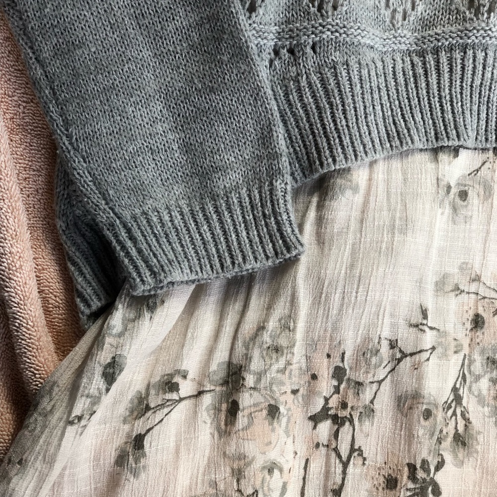 Stunning gray shirt/ sweater